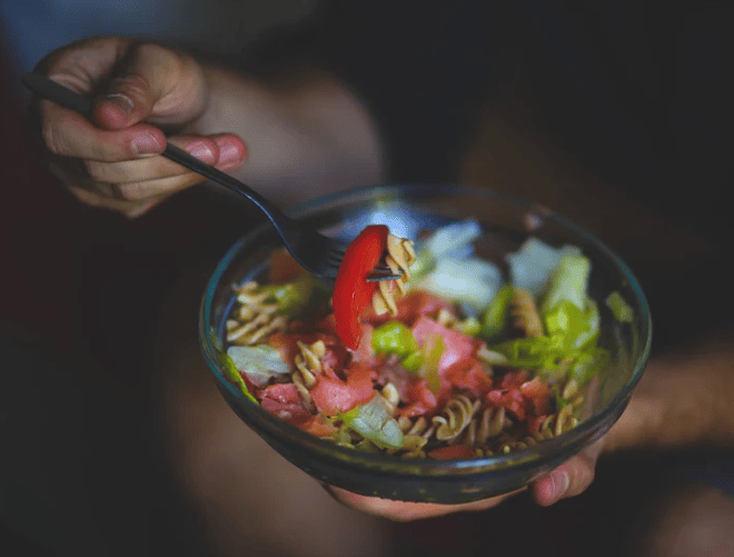 Manger équilibré en nutrition sportive